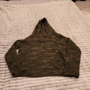 Green camouflage Sanctuary cropped hooded sweatshirt, size M